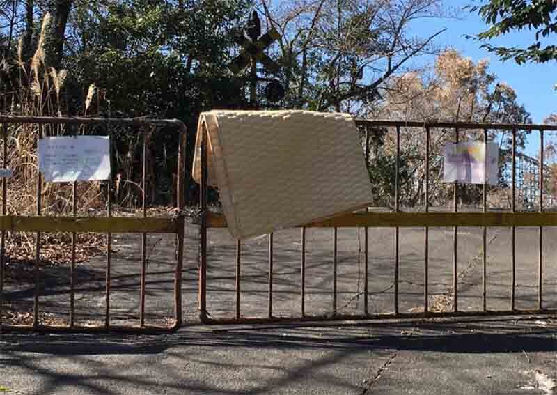 mattress on gate